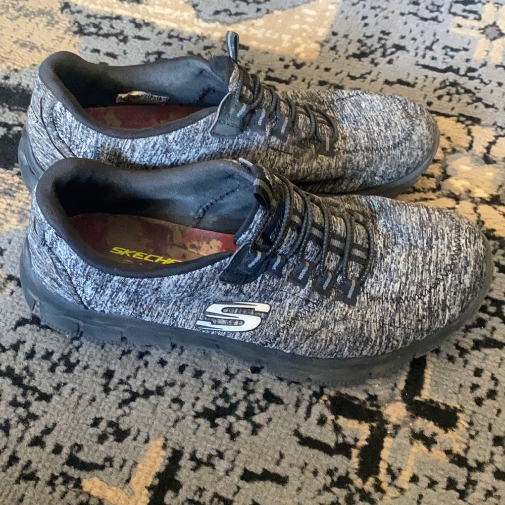 Sketchers tennis shoes